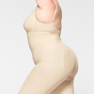 NEW SKIMS Seamless Sculpt High Waisted Above the Knee Short in Sand XL NWOT